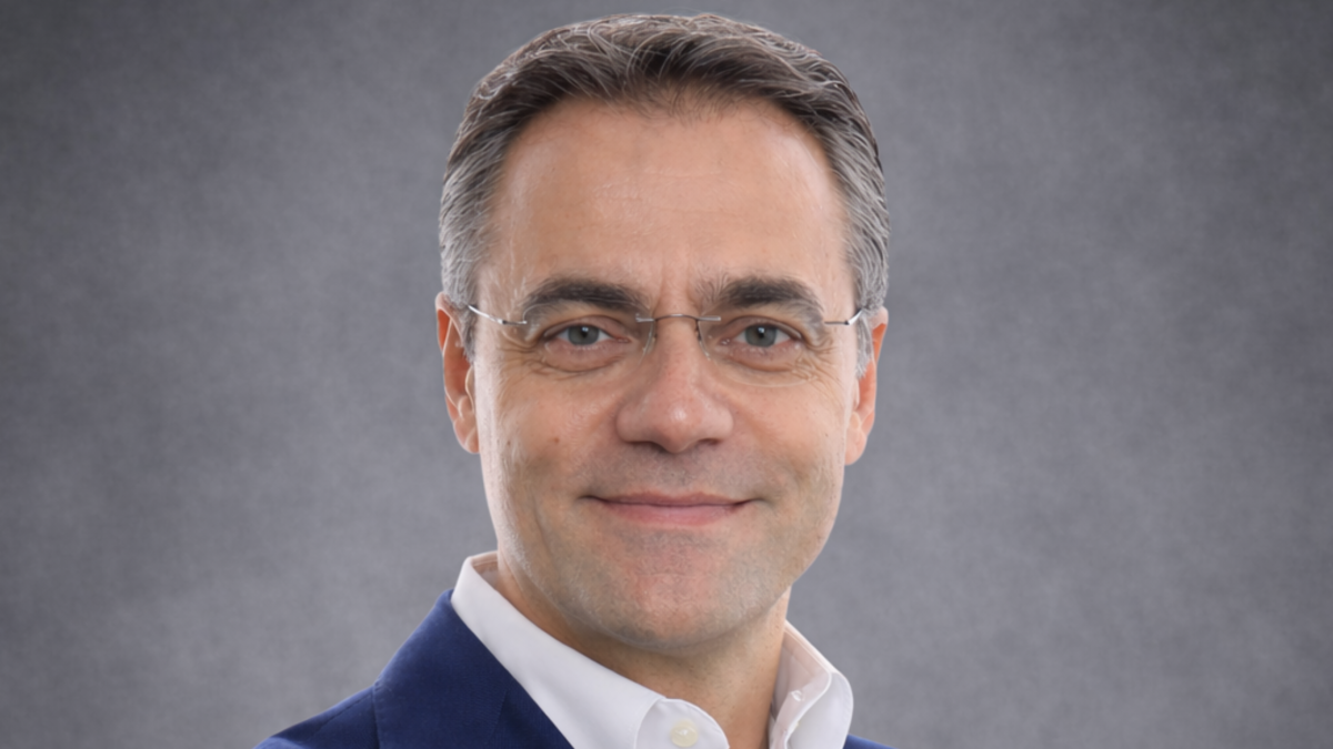 Retrato de Jose M. Seara, fundador y CEO de DeNexus, compañía especializada en cuantificación de riesgo cibernético para infraestructura crítica e industrias OT.