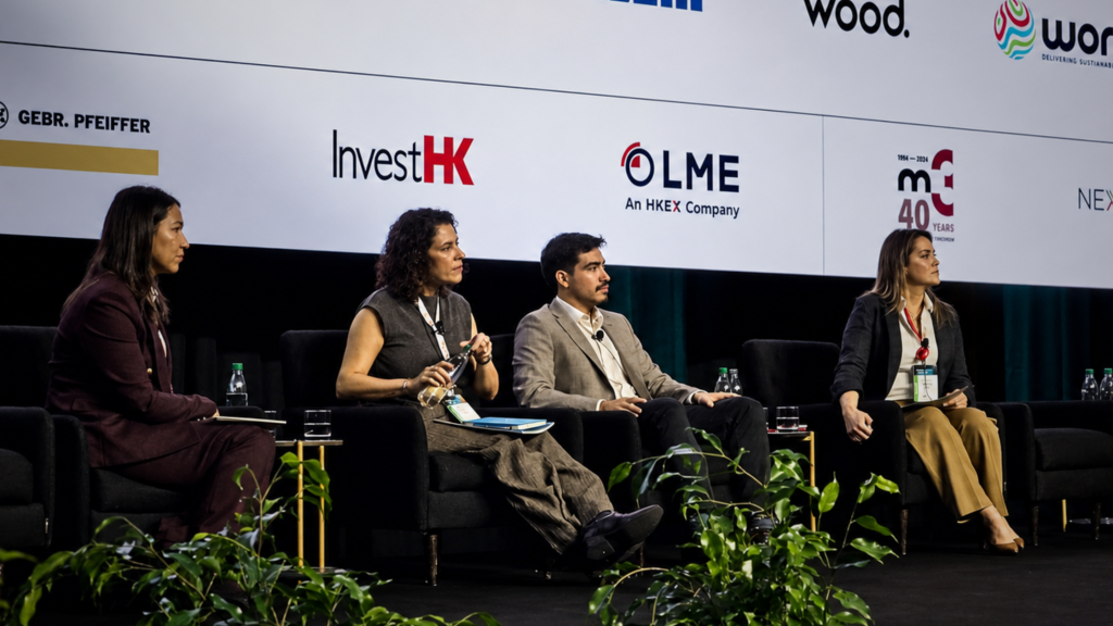 Panel de expertos del sector minero participando en evento internacional sobre mercado del cobre y tendencias de la industria