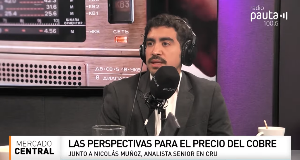 Nicolás Muñoz, analista senior en minería, durante entrevista en radio sobre las perspectivas del precio del cobre en Chile