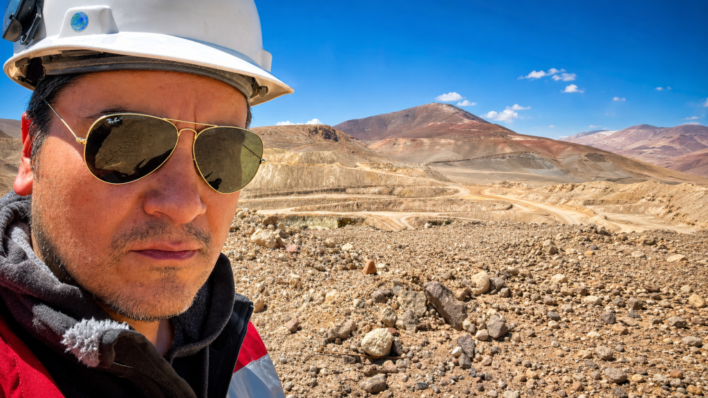 Patricio Pereira durante una jornada de trabajo en terreno, observando estructuras geológicas en una operación minera del norte de Chile.